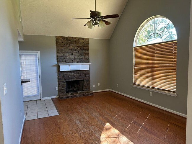 Building Photo - This beautiful updated 3 bedroom, 2 bathro...