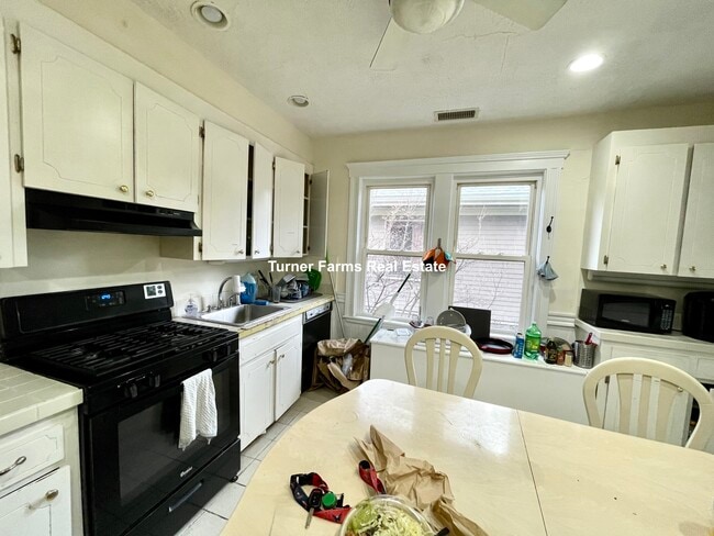 Building Photo - 207 Boston Ave Unit A