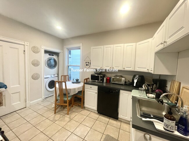 Building Photo - 276 E Cottage St Unit 3 Rental