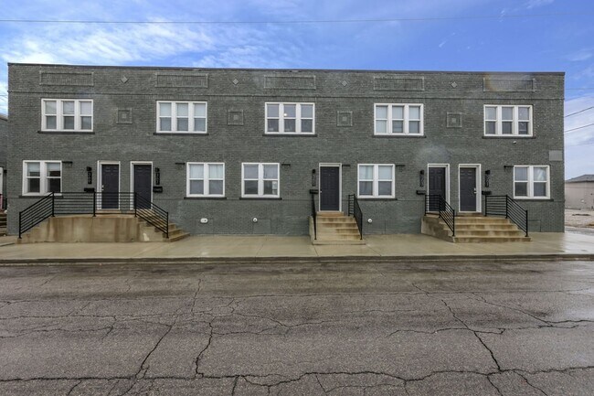 Modern 2BR Townhouse Walk to Downtown All Utilities Included