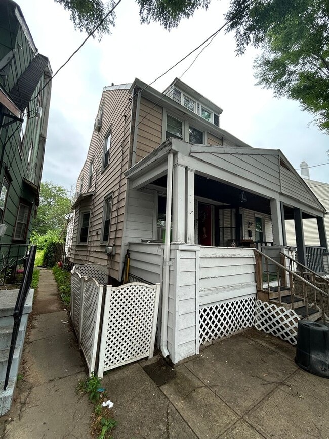 Building Photo - House with Parking