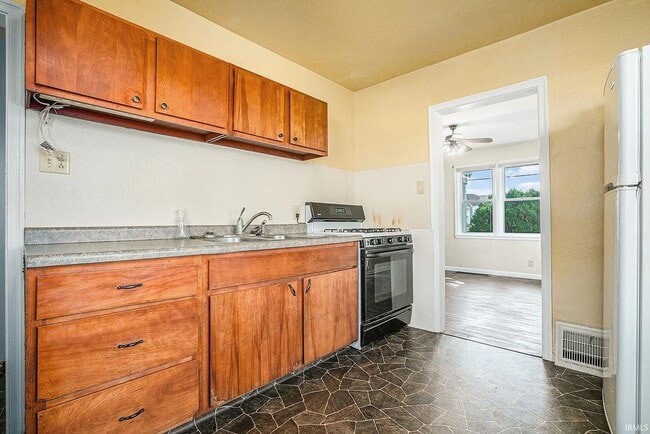 Photo - 3929 Lincoln Way W