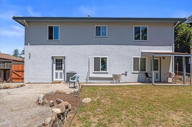 Building Photo - 112 College Way Unit 112 College Way (downstairs studio)