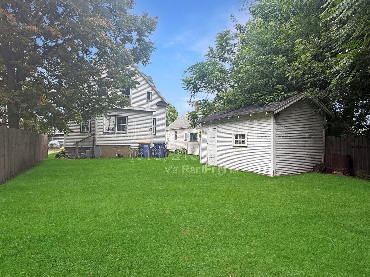 Photo - 630 Plett St SW