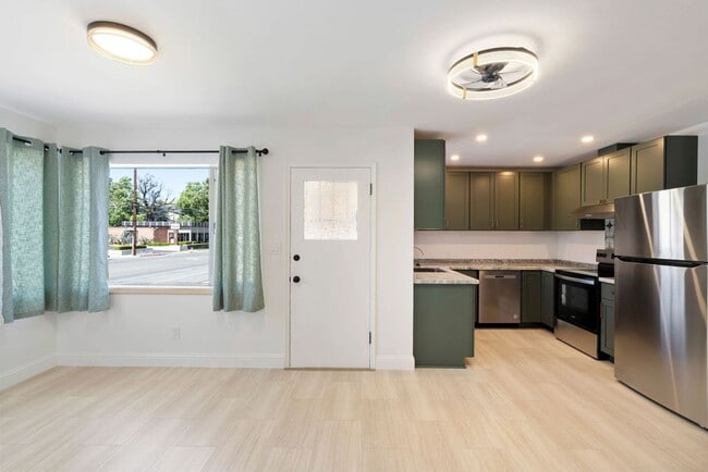 Newly Renovated 2 BD Brick Bungalow in Riv... - Newly Renovated 2 BD Brick Bungalow in Riv... House