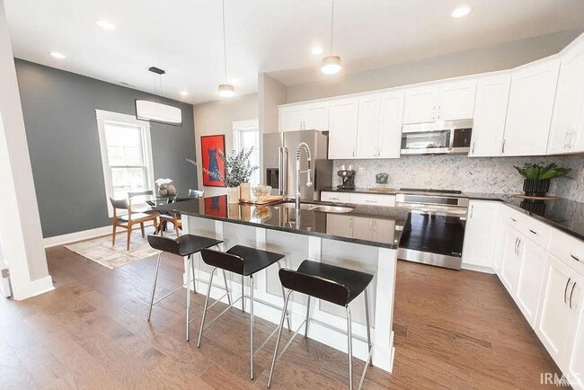 Building Photo - 1550 S Piazza Dr