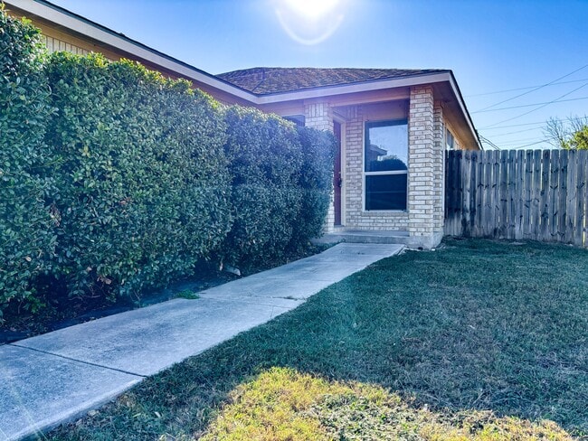 Photo - 105 Long Ln House