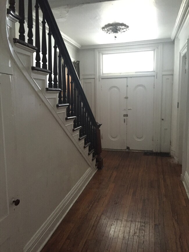 166 W 4th St