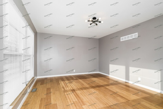 Photo - 695 Starlet Dr