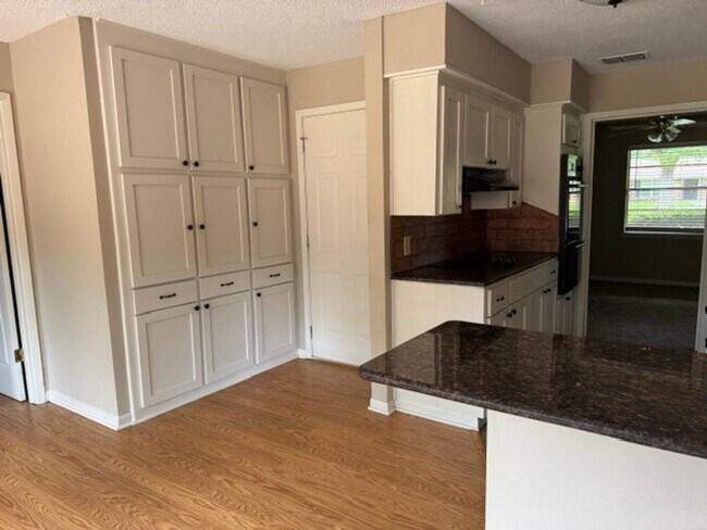 Photo - 3/2/2 Fenced Yard LISD Pet Friendly