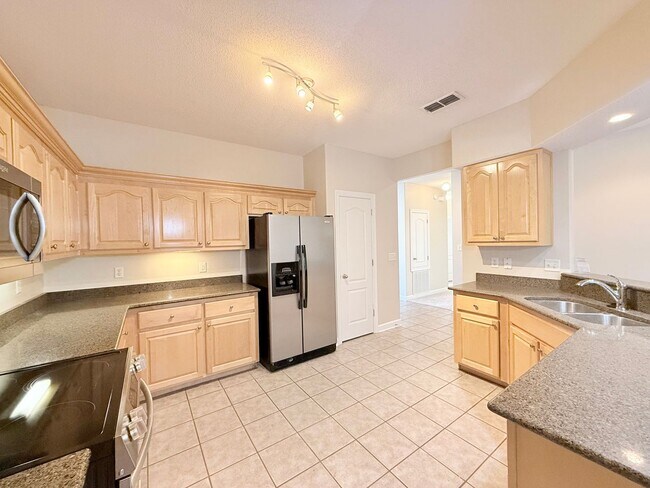 Photo - Spacious 3 Bed/2 Bath Home - 0.82 Acre Lot