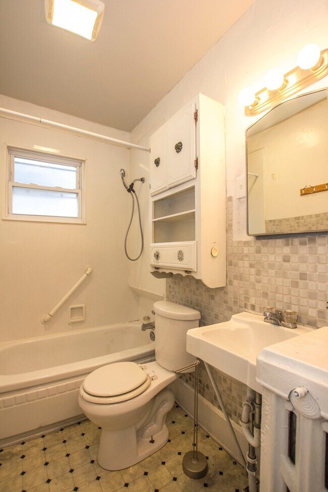 Photo - Spacious 3 bedroom 1 bath