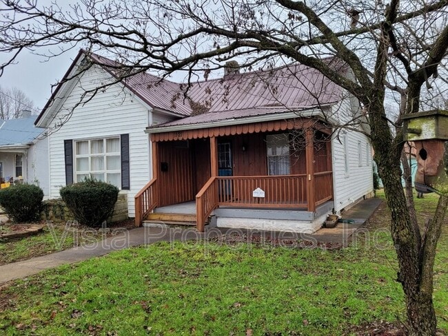 Building Photo - 1121 Elm St Rental