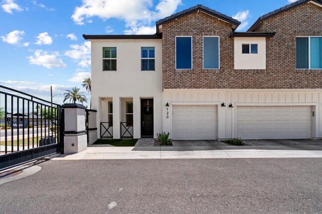 Building Photo - 3030 N 38th St Unit 120