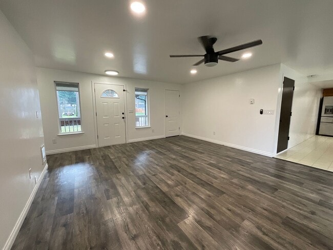 Photo - Beautiful 3 Bedroom 2 Bath Home at Lawrence Lake!