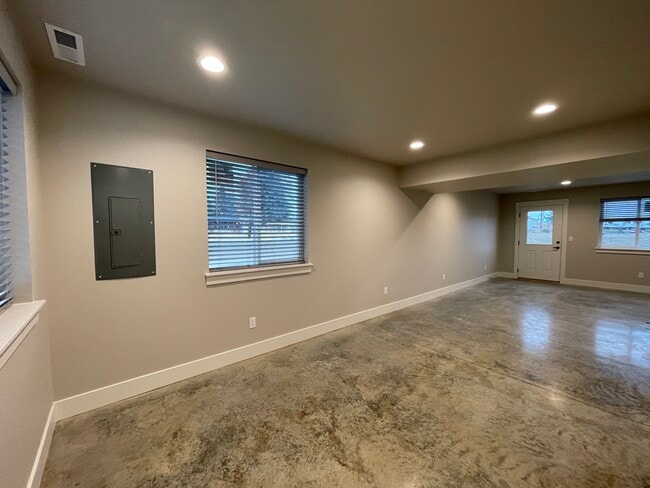 Building Photo - 412 W 1st St Unit A