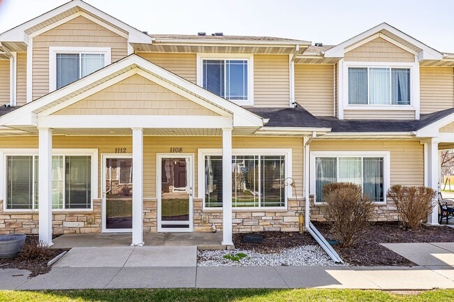 Building Photo - CHARMING TOWNHOME!! 2 Bedroom, 3 Bathroom Townhome in Ankeny!