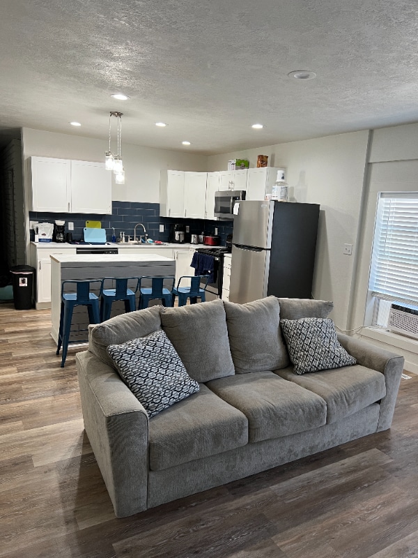 Photo - 690 Cambridge Dr