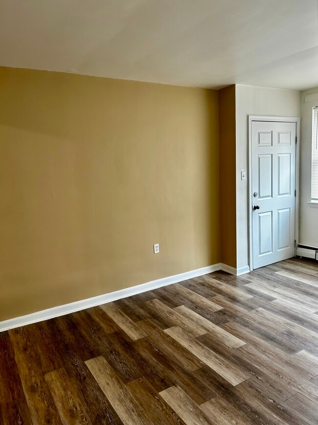 Puerta de entrada interior del apartamento con pared acentuada. - 6008 N 12th St Unidad 1