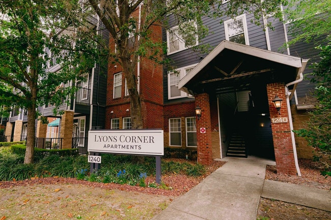 Building Photo - Lyons Corner