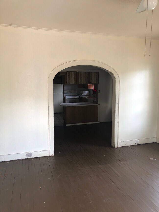 Photo - 2957 Regent St