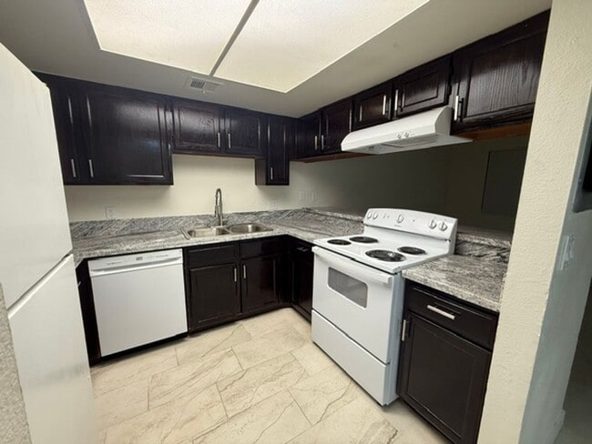 Photo - BEAUTIFUL 2STORY - 3DEBS 2 1/2 BATHS