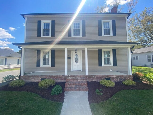 Building Photo - Beautiful 3 Bed 3.5 Bath House