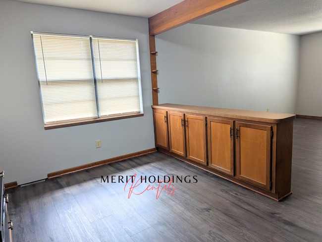 Built In Cabinets - 1427 S Haden Ct Townhome