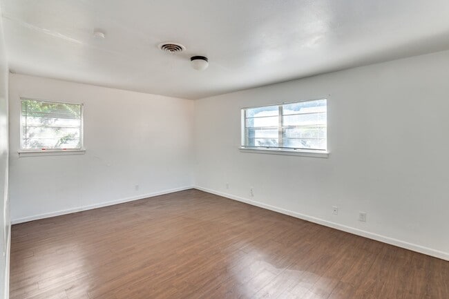 Photo - 2101 Bradford Dr