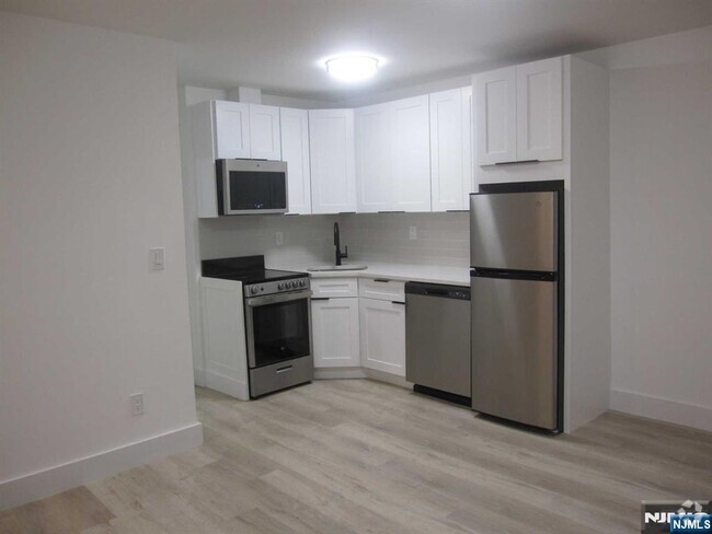 Building Photo - 119 1st St Unit 8B Rental