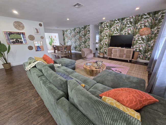 Photo - 5700 NE 20th Ave