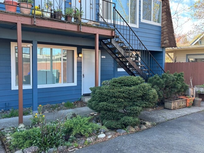 Building Photo - SE 49th and Hawthorne Blvd Unit 1525