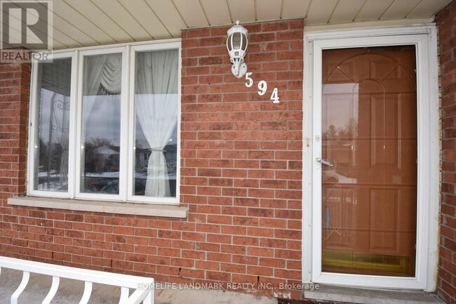 Photo - 594 Queen Victoria Dr