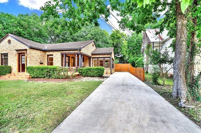 Photo - 608 W Hopkins St