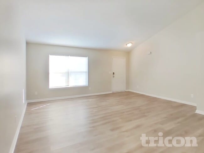 Photo - 911 Pine Ridge Way