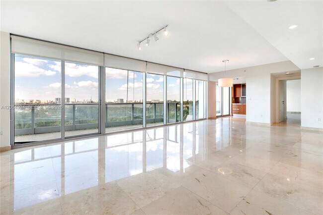 Building Photo - 2627 S Bayshore Dr Unit 1008