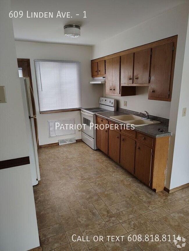 Building Photo - 2 Bedroom/ 1 Bathroom in Hartford, WI Unit 1 Rental