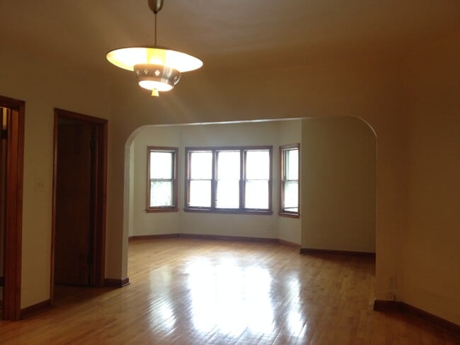 Photo - 2421 S Howell Ave Unidad UPPER