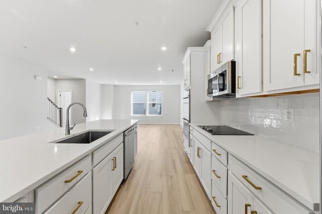 Photo - 2136 Glacier Rd