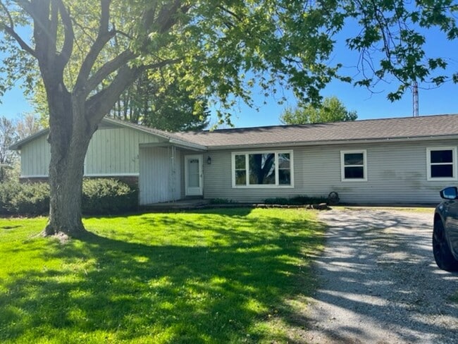 Building Photo - Beautiful Southside Country Home with Large Yard