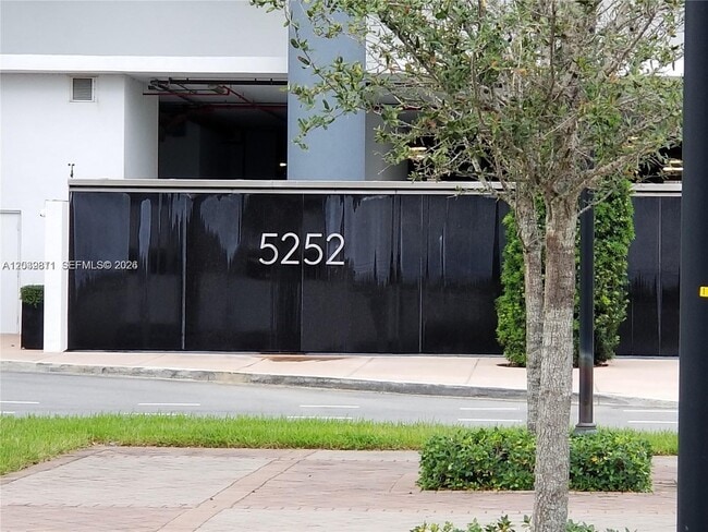 Building Photo - 5252 NW 85th Ave Unit 1504