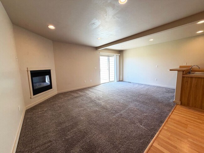 Photo - 923 Saxon Way Unit B