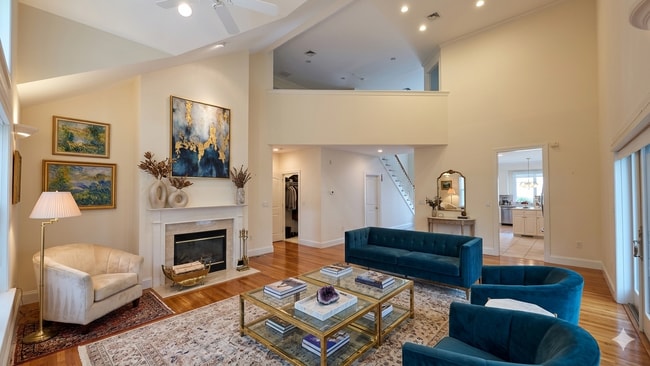 Photo - 910 W Roxbury Pkwy