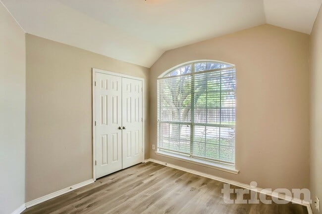 Photo - 2075 Crestlake Dr