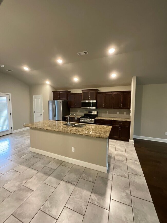 Photo - 6110 NW McClellen St