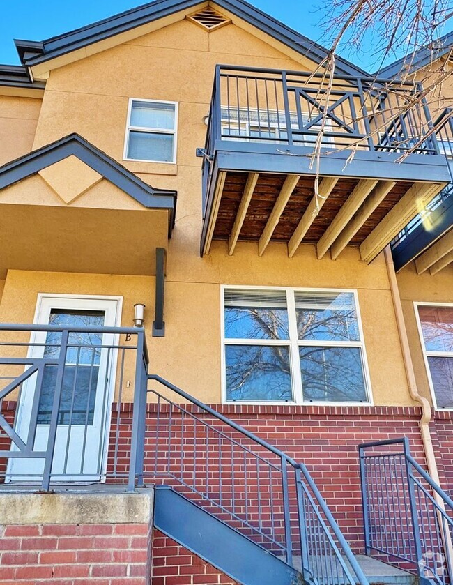 Building Photo - Spacious 2 Bed 2 Bath Townhome across from...