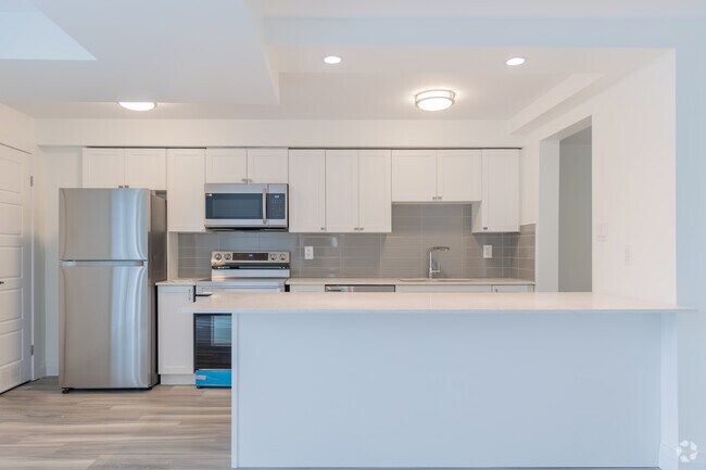 2BR, 1BA - 860SF - Kitchen - 144 Lucan Ave, Waterloo