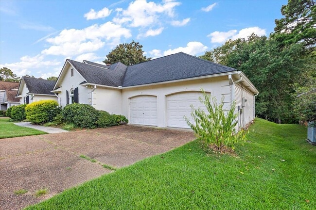 423 Woodlands Cir