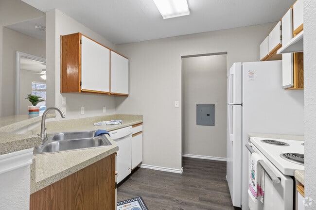 1BR, 1BA - 711SF - Kitchen - La Vista