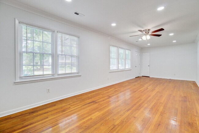 Photo - 816 E Estates Blvd